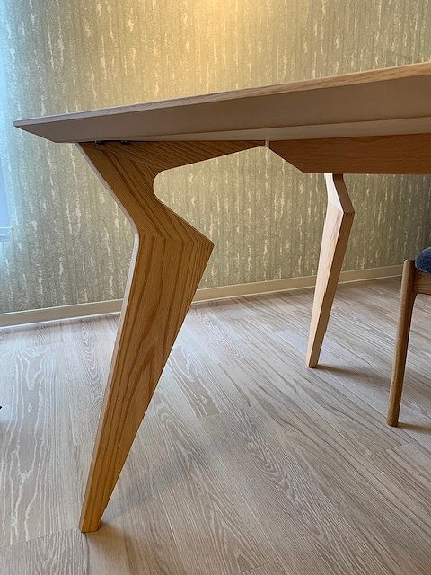 躍動感のある特徴的な脚のダイニングテーブルのご紹介 – 富士家具 