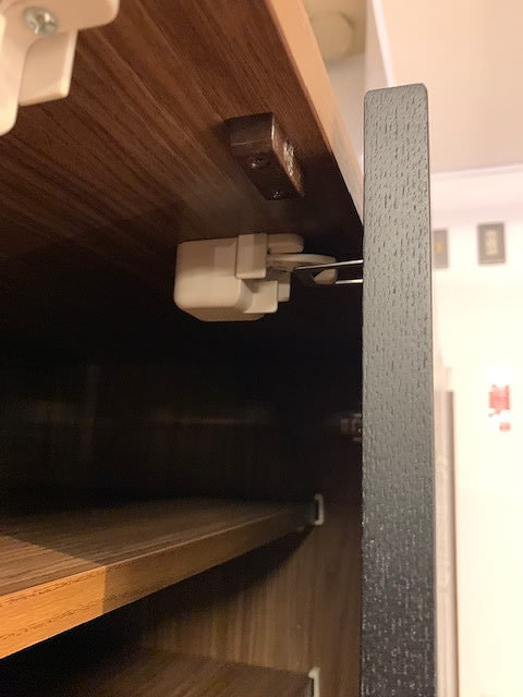 食器棚ユニックの耐震ラッチ